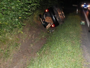 Auto zůstalo po nehodě na boku. Foto: Policie ČR