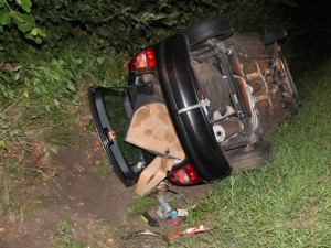 Auto zůstalo po nehodě na boku. Foto: Policie ČR