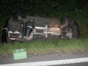 Auto zůstalo po nehodě na boku. Foto: Policie ČR