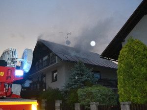 Blesk zapálil rodinný dům. Foto: HZSLK