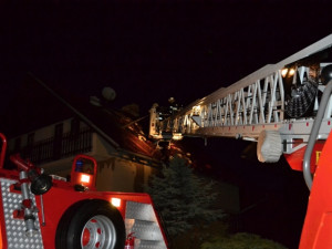 Blesk zapálil rodinný dům. Foto: HZSLK