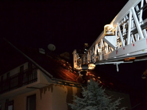 Blesk zapálil rodinný dům. Foto: HZSLK