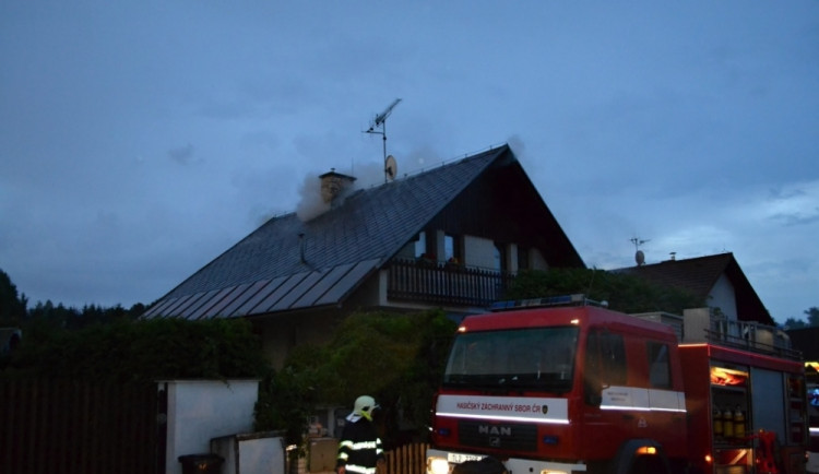 Blesk zapálil rodinný dům. Foto: HZSLK