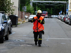 V Kladenské ulici hrozil ve středu dopoledne výbuch plynu. Foto: HZSLK