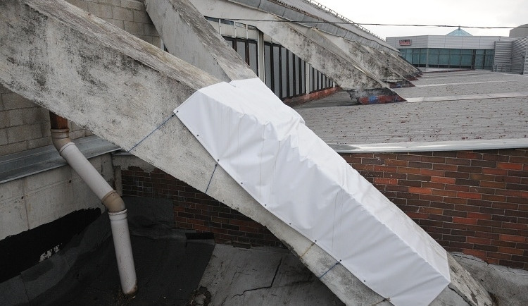 Chátrající aréna. Foto: Jan Král