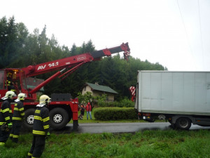 Náklaďák, se kterým se utrhla krajnice, vytáhl jeřáb. Foto: HZSLK