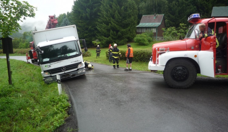 Náklaďák, se kterým se utrhla krajnice, vytáhl jeřáb. Foto: HZSLK