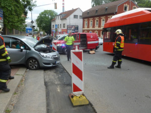 Při srážce autobusu s autem se zranila čtveřice osob