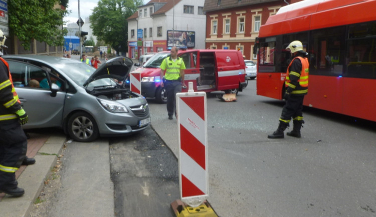 Nehoda si vyžádala čtyři zranění. Foto: HZSLK