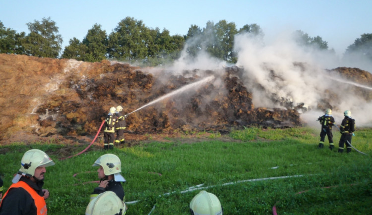 Požár zasáhl plochu 20 x 10 metrů. Foto: HZSLK