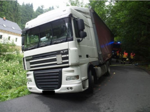 Kamioňák slepě důvěřoval navigaci. Ucpal tah na Liberec