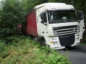 Kamion ucpal objížďkovou trasu na Liberec. Foto: Policie ČR