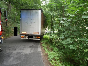 Kamion ucpal objížďkovou trasu na Liberec. Foto: Policie ČR