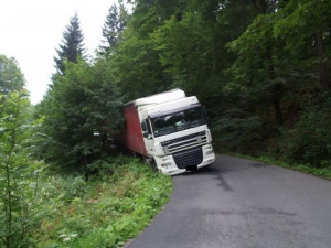 Kamion ucpal objížďkovou trasu na Liberec. Foto: Policie ČR