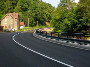 Rekonstrukce silnice mezi Novou Vsí a Chrastavou je u konce