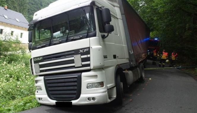 Kamion ucpal objížďkovou trasu na Liberec. Foto: Policie ČR