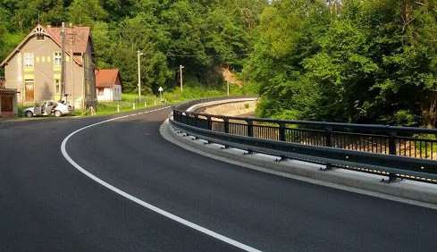 Nová silnice mezi Novou Vsí a Chrastavou. Foto: čtenář Liberecké Drbny