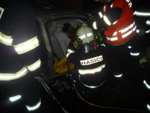 Spolujezdce museli ze zdemolovaného auta vystříhat hasiči. Foto: HZSLK