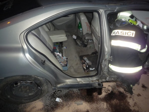 Spolujezdce museli ze zdemolovaného auta vystříhat hasiči. Foto: HZSLK