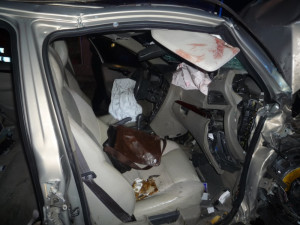 Spolujezdce museli ze zdemolovaného auta vystříhat hasiči. Foto: HZSLK