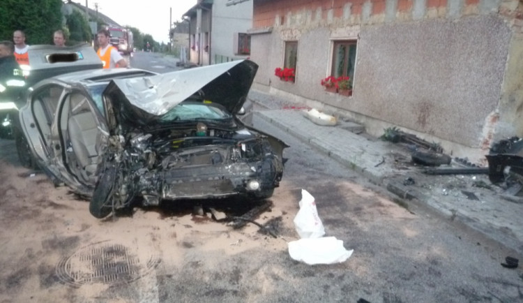 Spolujezdce museli ze zdemolovaného auta vystříhat hasiči. Foto: HZSLK