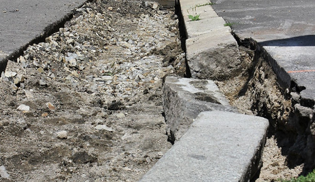 Obnova povrchu Pražské začíná. Na silnici bude tichý asfalt