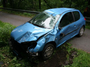 Řidička sahala po telefonu. Trefila sloup a skončila v nemocnici