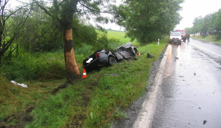 Mladík doplatil na mokrou silnici, po nárazu vypadl z auta