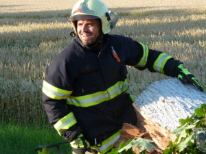 Hasiči strom odklidili během půl hodiny. Foto: Hasiči Hrádek nad Nisou
