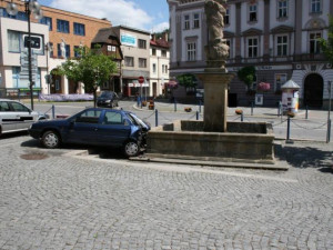 Řidiče zastavila až kašna. Foto: Policie ČR