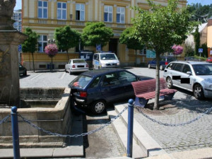 Řidiče zastavila až kašna. Foto: Policie ČR