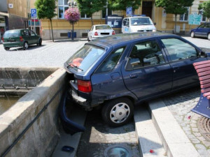 Řidiče zastavila až kašna. Foto: Policie ČR