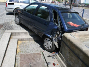 Řidiči se zasekla noha mezi pedály. Zastavila ho až kašna