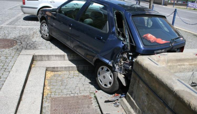 Řidiče zastavila až kašna. Foto: Policie ČR