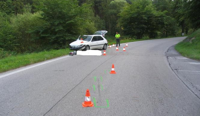 Tragédie u Krumlova: Motorkář nepřežil náraz do auta