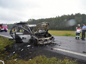 Auto lehlo popelem. Řidič stihl včas utéct. Foto: HZSLK