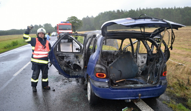 Auto lehlo popelem. Řidič stihl včas utéct. Foto: HZSLK