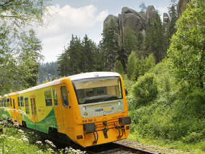 Na trať Jeřmanice - Rychnov se sesunul podmáčený svah