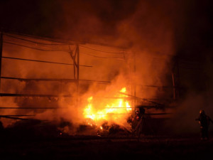 Na Semilsku hořela hala s 33 tunami sena. Foto: HZSLK