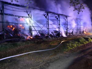 Na Semilsku hořela hala s 33 tunami sena. Foto: HZSLK