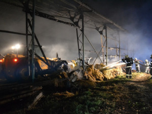 Na Semilsku hořela hala s 33 tunami sena. Foto: HZSLK