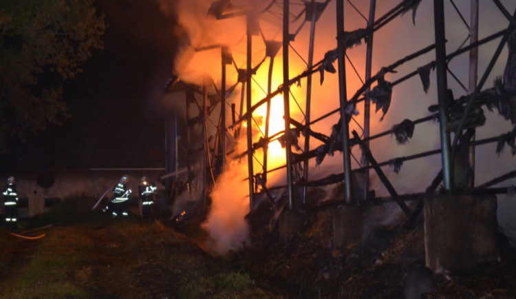 Na Semilsku hořela hala s 33 tunami sena. Foto: HZSLK