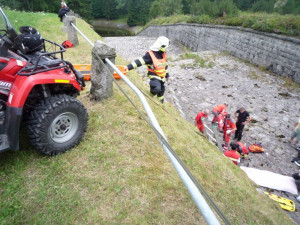 Německý motorkář spadl do přepadu nádrže Souš. Foto: HZSLK