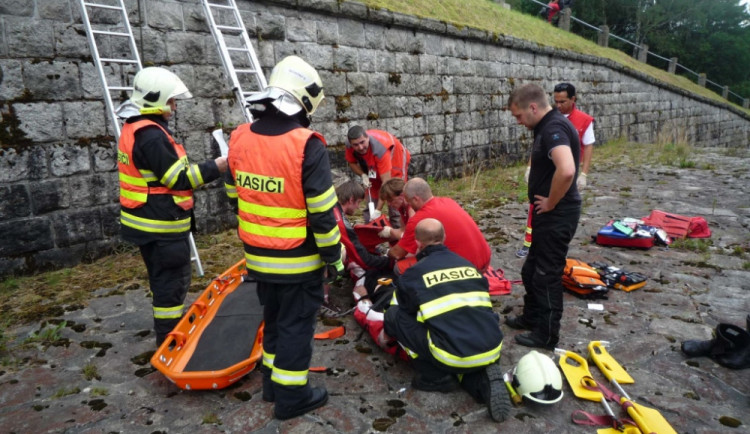 Německý motorkář spadl do přepadu nádrže Souš. Foto: HZSLK