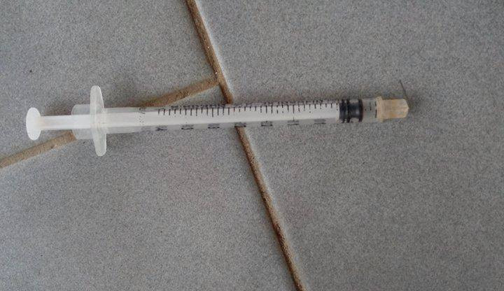 Injekční stříkačky v ulicích Liberce: Co dělat když na jehlu narazíte?