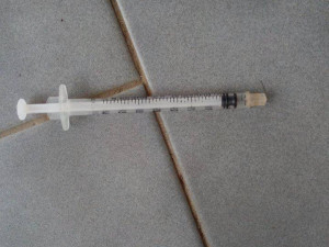 Injekční stříkačky v ulicích Liberce: Co dělat když na jehlu narazíte?