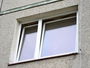 Dvoumetrový had ležel na otevřeném okně. Foto: HZS LK