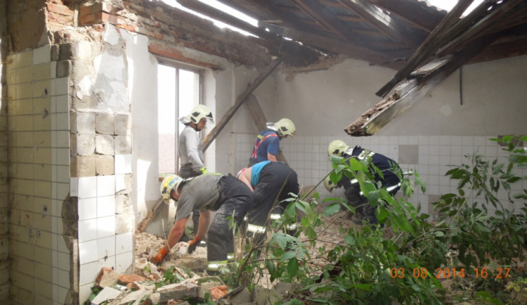 V Zákupech se propadla střecha bývalé mlékárny. Foto: HZSLK