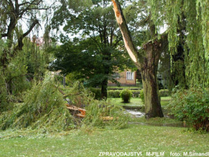 Nedělní průtrž mračen zaplavila několik silnic. Foto: HZSLK