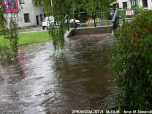 Nedělní průtrž mračen zaplavila několik silnic. Foto: HZSLK